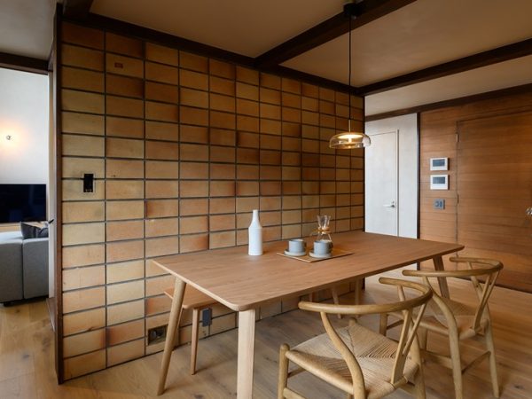 ダイニングの壁の、かつてスイッチがあった場所にくぼみがあるのがご覧いただけよう