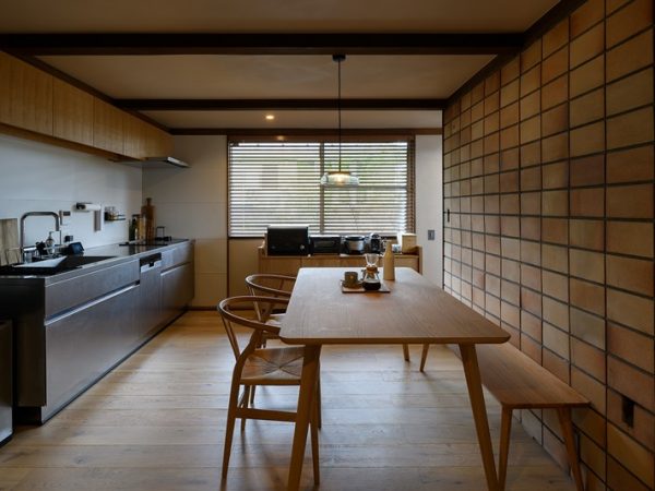 ダイニングの壁の、かつてスイッチがあった場所にくぼみがあるのがご覧いただけよう