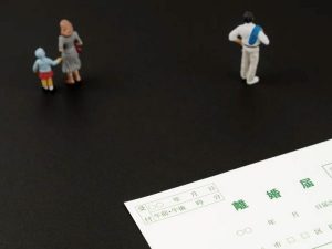 子連れ離婚をするとどんな問題に直面するのか、子どもにどんな影響があるか、子どもを預けて働くにはどうしたらいいのか。住まいやお金など、身近な人には聞きづらい事柄を、2名の離婚経験女性に赤裸々に語ってもらった。それぞれ状況の異なる子連れ離婚経験者のリアルな声をお届…