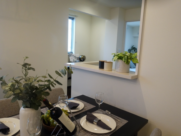 左から、パナソニック ホームズ代表取締役社長・藤井孝氏、マーケティング企画室・野村英紀氏、商品企画室・奥田弘之氏