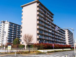 ひとり親になったときに、どういった居住形態がよいのか。ひとり親の住まいの選択肢として、「一般の賃貸住宅」「公営住宅」「UR賃貸住宅」「ひとり親向けシェアハウス／母子ハウス」を紹介。それぞれのメリット・デメリットも解説する。