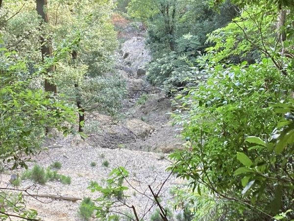 江田島市切串地区の土石流の流下範囲，米軍撮影の空中写真及び斜め空撮写真（出所：番匠谷他『過去の土石流災害の復元に関する高校地理の授業実践』）