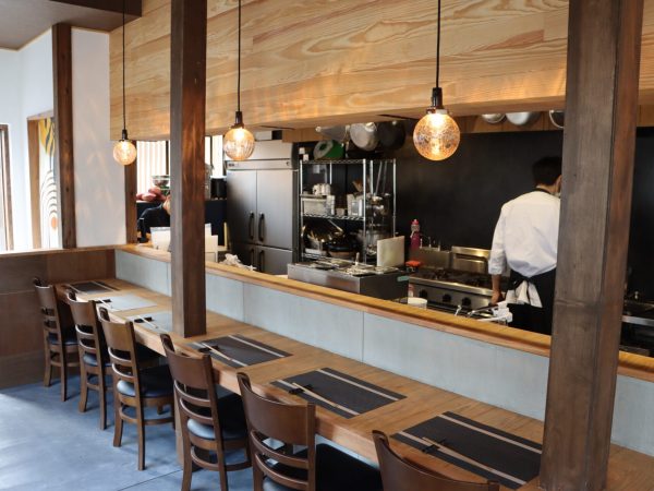 東田辺の事例では、木造5連長屋を事業用物件としてリノベーション