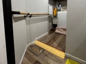 段差解消のスロープは購入後に後付けしたもの。物件購入時に前オーナーが施工した内装会社を紹介され、デザインも統一されている（Aさん提供）