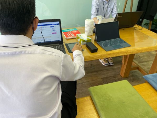 ワークスペースで作業中の二人にも取材をさせていただいた。以前は倉庫だったという部屋の奥には観葉植物があって、落ち着いて作業ができそうな雰囲気だ