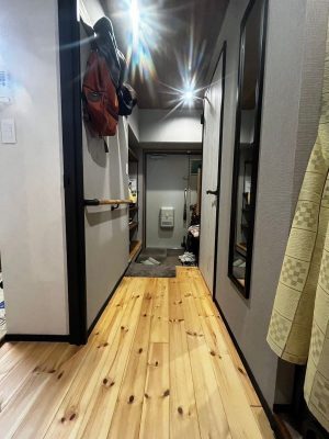 新築物件と比べ、築古の物件は間口や間取りが広く造られているところも、Aさんご両親にとって良いポイントだったそう。手すりがあっても廊下にゆとりがある（Aさん提供）