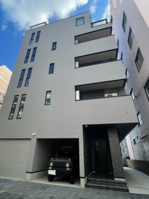 左から、パナソニック ホームズ代表取締役社長・藤井孝氏、マーケティング企画室・野村英紀氏、商品企画室・奥田弘之氏