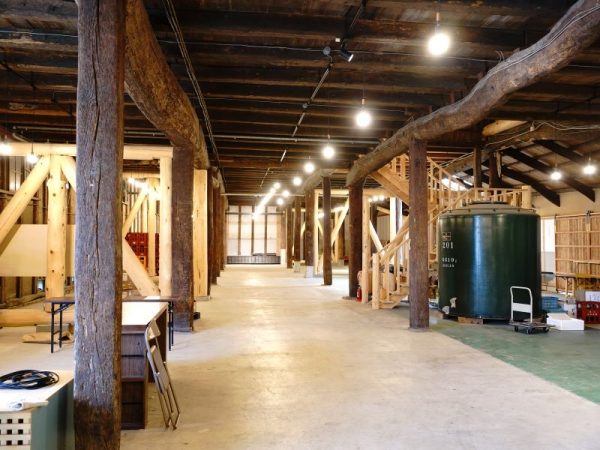 伊東家“9代目”として酒蔵を復活させた伊東優さん。大学卒業後に就いた異業種からの転身で苦労しながらも、多くの人に親しまれた銘酒「敷嶋」をよみがえらせることに成功した