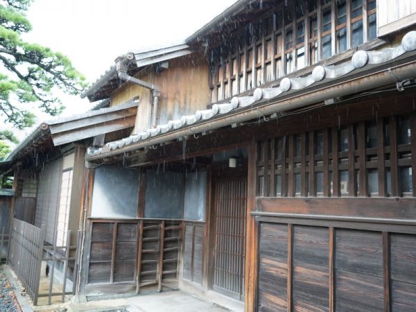 伊東家“9代目”として酒蔵を復活させた伊東優さん。大学卒業後に就いた異業種からの転身で苦労しながらも、多くの人に親しまれた銘酒「敷嶋」をよみがえらせることに成功した