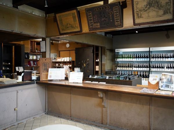 銀行の事務所スペースを再生した「蔵の店 かめくち」。カウンターなどの造りがそのまま残されている