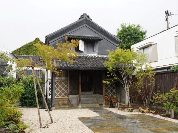 銀行の事務所スペースを再生した「蔵の店 かめくち」。カウンターなどの造りがそのまま残されている