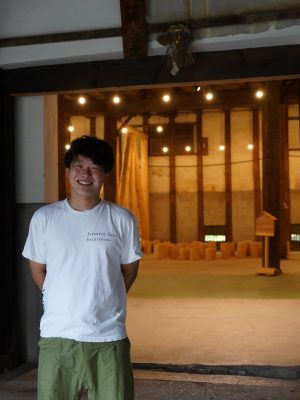伊東家“9代目”として酒蔵を復活させた伊東優さん。大学卒業後に就いた異業種からの転身で苦労しながらも、多くの人に親しまれた銘酒「敷嶋」をよみがえらせることに成功した
