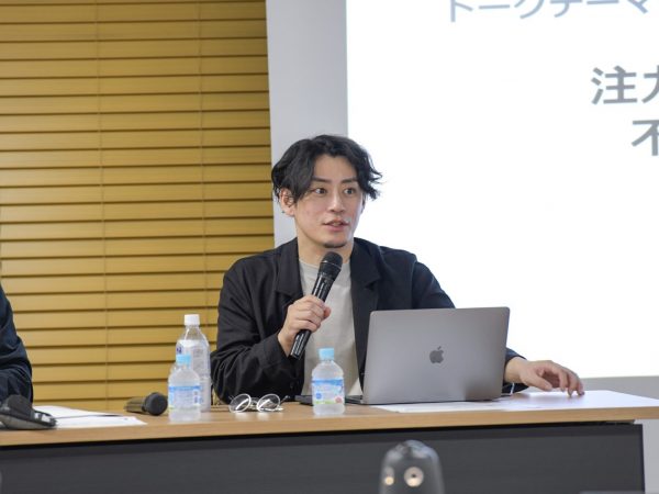 村上 浩輝氏：株式会社ツクルバ 代表取締役CEO。⽴教⼤学社会学部（現：経営学部）卒業。学⽣時代より事業を⾏い、不動産ディベロッパーのコスモスイニシアに新卒⼊社、同社にて事業⽤不動産のアセットマネジメント事業に従事、リーマンショックの影響でリストラを経験。その後、不動産ポータルサイトを展開するLIFULLでSaaSプロダクトなどのITサービスの企画開発、マーケティングに従事。2011年8⽉に株式会社ツクルバを共同創業、代表取締役CEOに就任、現職。デザインファームとして事業を拡⼤し、2015年スタートアップに転⾝し資⾦調達を実施、中古・リノベーション住宅流通プラットフォームのカウカモをローンチ。同事業の成⻑によって2019年東証マザーズに上場し、同市場での不動産業界最年少での上場を果たす（2024年現在、⽇本市場に上場する業界最年少経営者）。住まいの未来をつくる企業として、『住まいの「もつ」を⾃由に。「かえる」を何度でも。』をビジョンとして掲げ、カウカモはGMV600億円規模の事業へ成⻑中