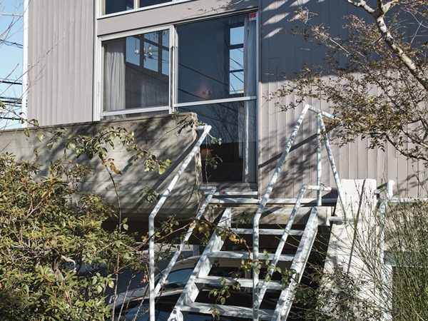 家の中だけでなく、家とほぼ同じ広さがある庭の手入れも大変だとか。「放っておくとすぐに草ぼうぼうになります」