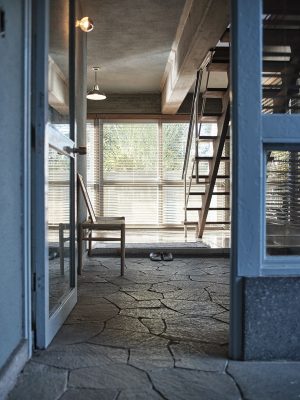 エントランスを入ったところ。右手に見えている階段を上がって２階へ。こちらは改装後の写真