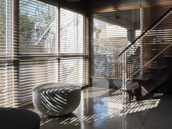 改修前の１階。正面の階段を上がるとドラマチックな２階のリビング。後述するが耐震改修では左手に窓の外と写真右手の多目的室の中に壁を追加した