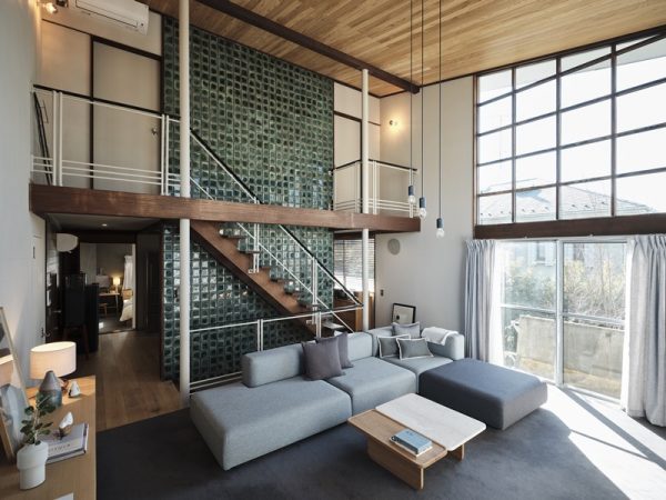 エントランスを入ったところ。右手に見えている階段を上がって２階へ。こちらは改装後の写真