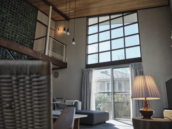 一部電線なども見えはするものの、上部の窓からはそらが一面に広がる