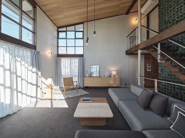 改修前の１階。正面の階段を上がるとドラマチックな２階のリビング。後述するが耐震改修では左手に窓の外と写真右手の多目的室の中に壁を追加した