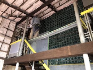 古い家は暑くて寒い。そこで快適に住むためには断熱は必須