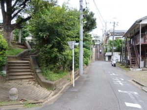 最寄り駅からはこうした階段を上った先にある。だが、住んでいるうちに慣れてくるものとか。買い物などでは電動自転車も利用
