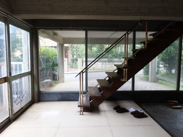 改修前の１階。正面の階段を上がるとドラマチックな２階のリビング。後述するが耐震改修では左手に窓の外と写真右手の多目的室の中に壁を追加した