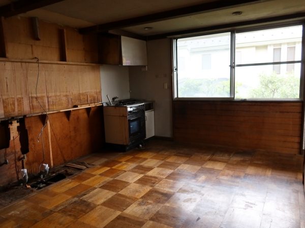 ダイニングの壁の、かつてスイッチがあった場所にくぼみがあるのがご覧いただけよう