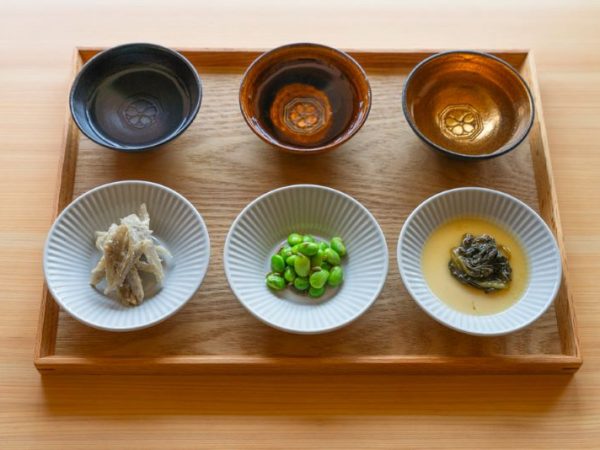 銀行の事務所スペースを再生した「蔵の店 かめくち」。カウンターなどの造りがそのまま残されている