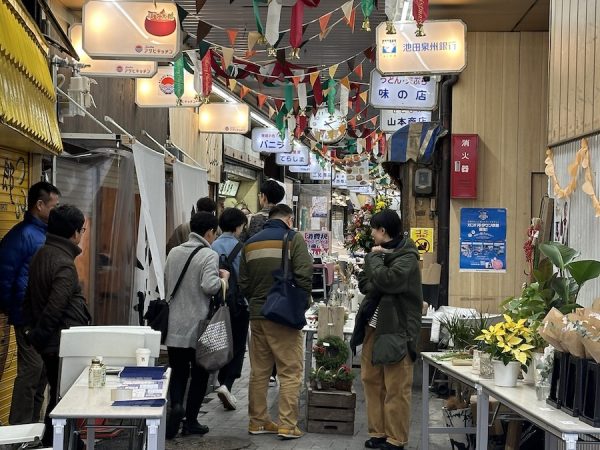 オープンした店舗「人類みなまぜそば」。地元の若者が店をしたい！という意志で起業。吹田まちづくり合同会社のメンバーも支援した。写真提供：吹田まちづくり合同会社