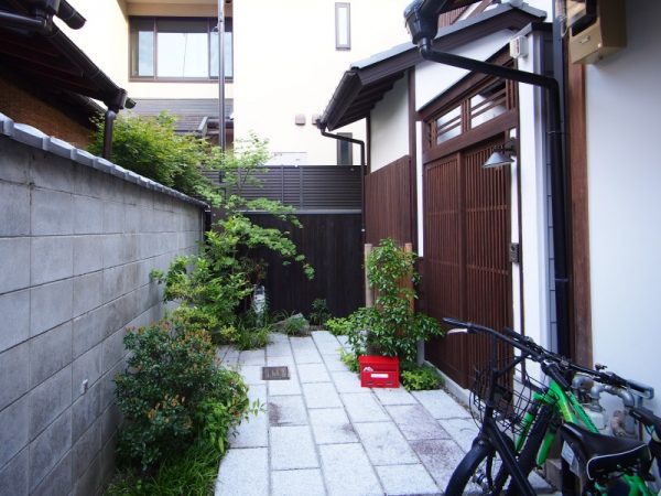 京都市による一般認定基準。適用区域のイメージ図（上）と、通路形態のイメージ図（下）（京都市ホームページの資料を加工）