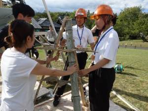 前日の制作の様子。自立させるために最後まで粘り試行錯誤していた様子が印象的
