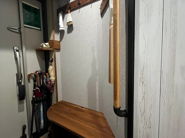 新築物件と比べ、築古の物件は間口や間取りが広く造られているところも、Aさんご両親にとって良いポイントだったそう。手すりがあっても廊下にゆとりがある（Aさん提供）