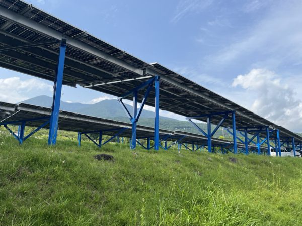 那須ハイランドパーク内の駐車場屋根に設置された太陽光発電設備（2024年6月撮影）