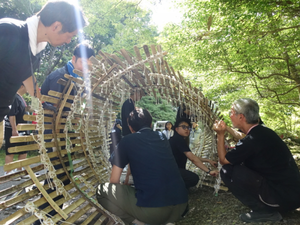 前日の制作の様子。自立させるために最後まで粘り試行錯誤していた様子が印象的