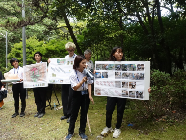 前日の制作の様子。自立させるために最後まで粘り試行錯誤していた様子が印象的