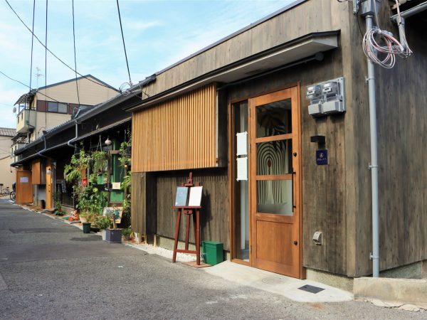 東田辺の事例では、木造5連長屋を事業用物件としてリノベーション