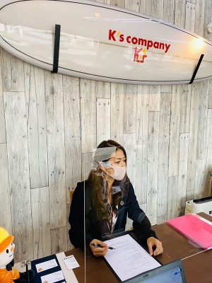 就労移行支援受け入れ担当の古関さん。子どもの頃から福祉に興味があり、「知りたい！」と思ったことがあるとすぐにスマホで調べ、詳しい人に直接話を聞きに行くそうだ