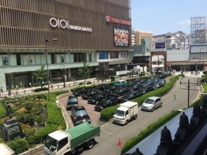 タクシーなどの車であふれるなんば駅前（2020年）