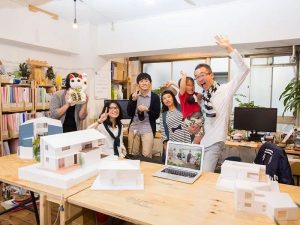 秋山怜史氏へのインタビュー後編。前編で触れたセーフティーネット住宅制度を活用した専用シェアハウスのこれまでの歩みについてと、行政への期待、そしてシングルマザー向けシェアハウスの今後の展望を聞く。