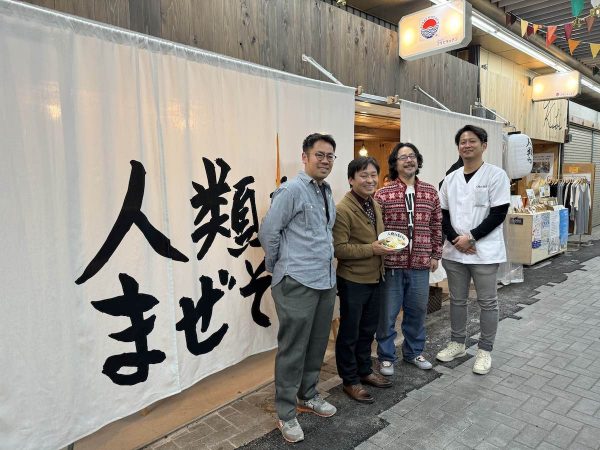 オープンした店舗「人類みなまぜそば」。地元の若者が店をしたい！という意志で起業。吹田まちづくり合同会社のメンバーも支援した。写真提供：吹田まちづくり合同会社