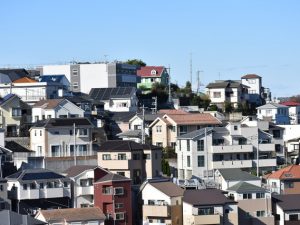 丘陵地帯の坂の上の家だが、年齢を重ねて足腰が弱くなると外出も一苦労だ（画像はイメージ）