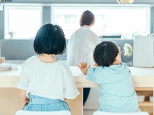 シングルマザー向けシェアハウスとは、一体どういった場所なのか。シングルマザー向けシェアハウスに現在入居中の方に、実際の暮らしの様子を聞く。多様な人と一つ屋根の下で暮らすシェアハウス。気を遣うこともあるが、家族とも他人とも異なる“つながり”が、母子それぞれに力を…