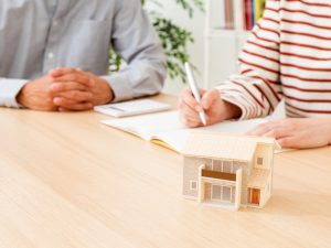 高齢者の転居は、物件の探しにくさに加え、手続きの種類も多い。親も子も時間と体力を要するため、話し合いで道筋をつけておくとスムーズに進められる（画像はイメージ）