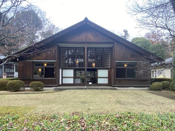 南側の外観。真ん中に立つ丸柱は、伊勢神宮正殿の屋根を両妻面で支える「棟持（むなも）ち柱」を意識したものといわれる（写真：宮沢洋）