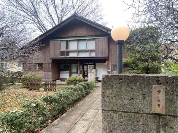 敷地内に入る門のある北側の外観（写真：宮沢洋）