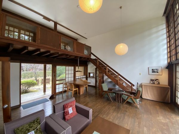 居間の東西に2つある寝室。一方は家族用でもう一方は来客用としてつくられた。どちらも大きな窓の下に長テーブルが付いている（写真：宮沢洋）