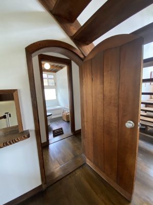 キッチンや浴室に向かう木製扉。上部がアーチになっている（写真：宮沢洋）