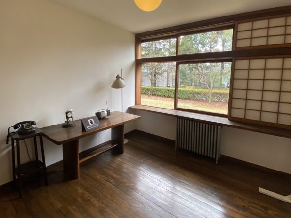 居間の東西に2つある寝室。一方は家族用でもう一方は来客用としてつくられた。どちらも大きな窓の下に長テーブルが付いている（写真：宮沢洋）