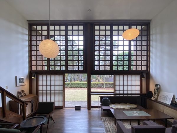 吹き抜けの居間から南側の庭を見る（写真：宮沢洋）