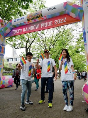 レインボーがデザインされた積水ハウス株式会社オリジナルTシャツを着てTOKYO RAIMBOW PRIDE2022に参加している様子
